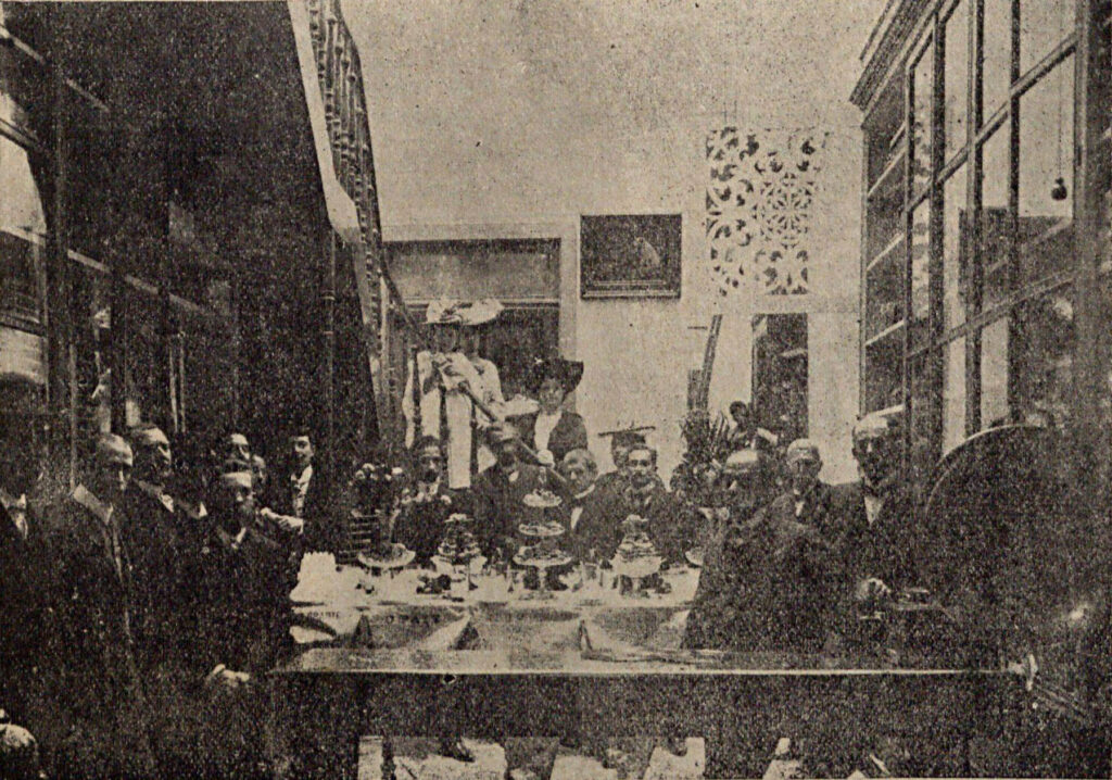 Convidados, representantes da imprensa e o pessoal da casa. Grupo tirado a 4 de julho de 1905 (sic) por occasião da inauguração. A Casa edison funccionava ha largos annos á mesma rua n. 109 e foi a introdutora do artigo phonographico no Brasil. Tem grande deposito de Zonophones, Phonographos, machinas de escrever, de costura, e photographicas. É a unica casa que possue Records (chapas) com execuções de bandas e modinhas nacionaes.
