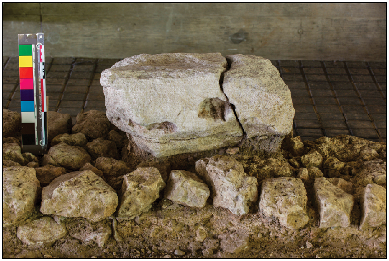 Blocos de calcário Kunrader que formam a base do pórtico das termas romanas de Coriovallum. Os blocos, de acabamento rústico, provêm de uma pedreira local. Uma base de pilar em calcário Norroy repousa sobre eles (fotografia cedida pelo Museu Het Romeins).