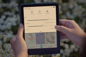 Kindle Colorsoft, além de tela colorida, apresenta opções de ajuste da temperatura de luz | Divulgação: Amazon